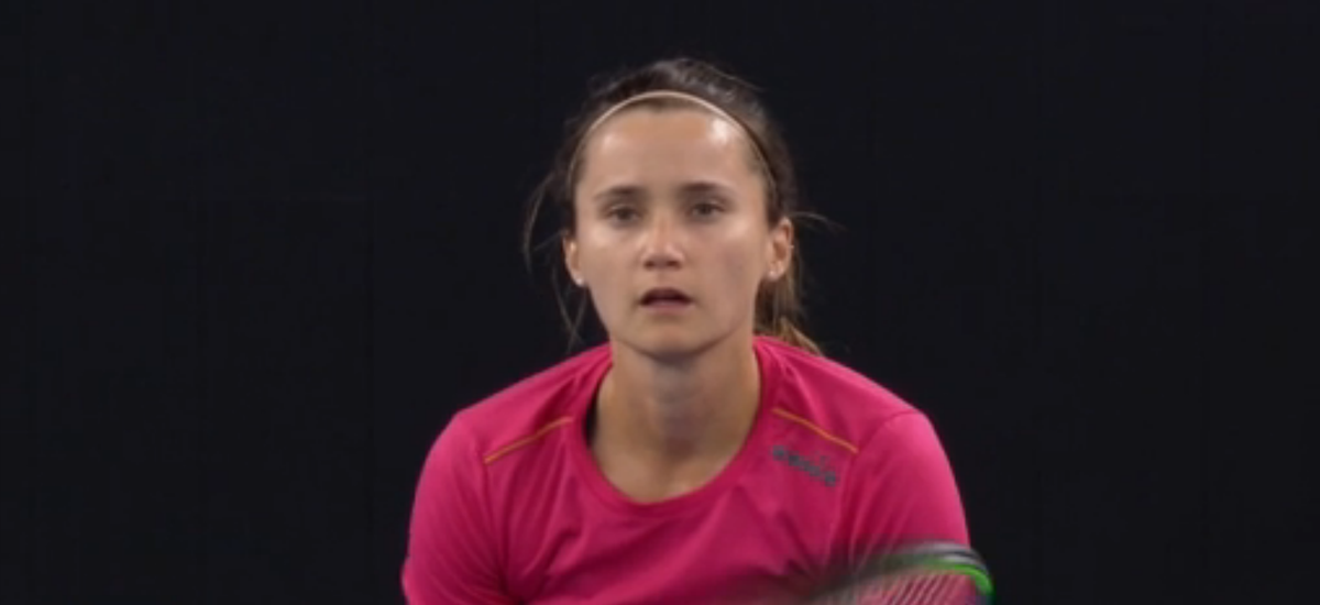 Лорен Дэвис готовится принимать подачу Элины Свитолиной. 