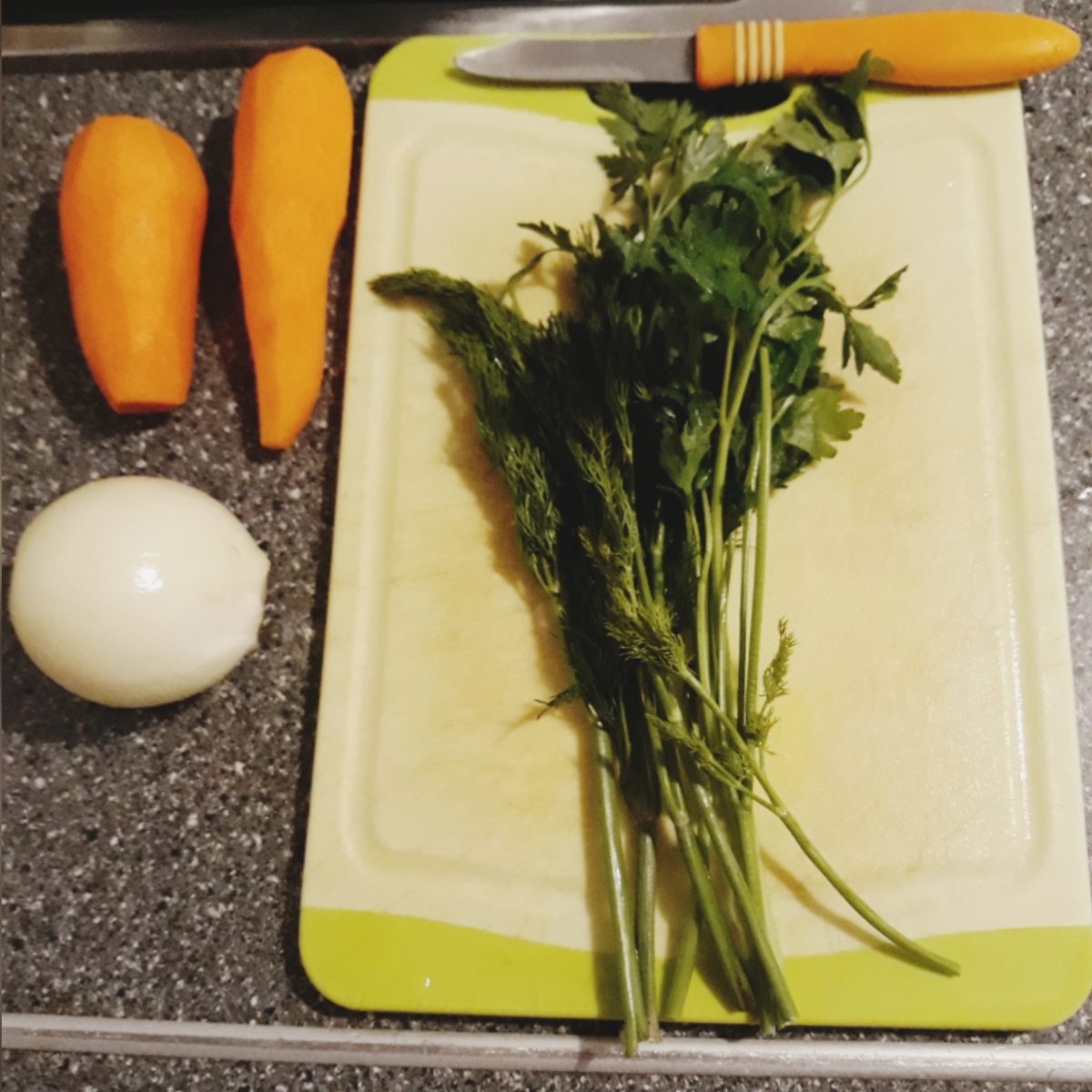 Укроп, петрушка,репчатый лук, морковь.