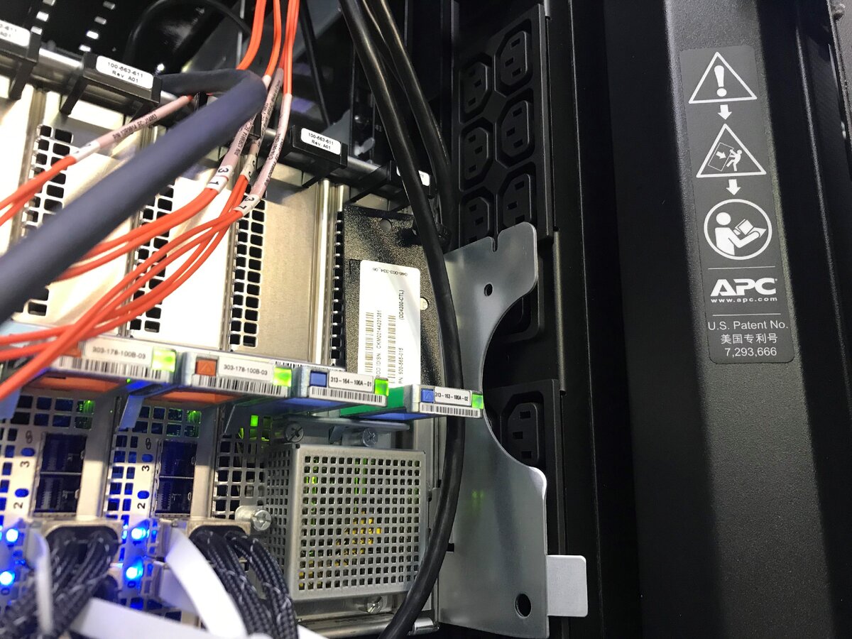 кабель стекирования cisco stack-t1-50cm. 50cm type 1 stacking cable. электропитание сервера. электропитание сервера. серверная горит.