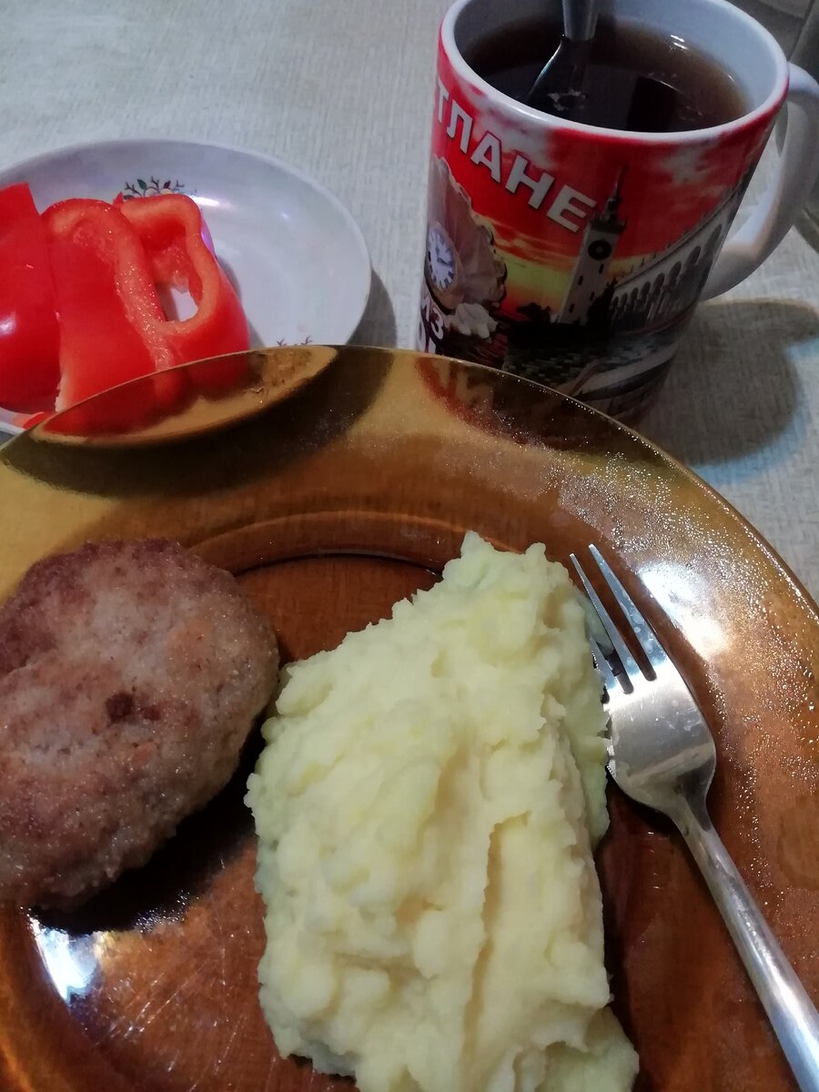 Пюре, котлета, болгарский перец