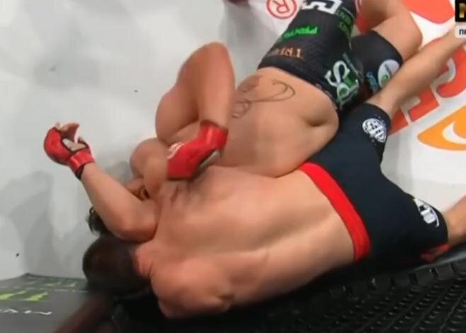 Молдавский проводит удушение