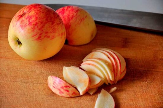 Пышная шарлотка с яблоками в духовке