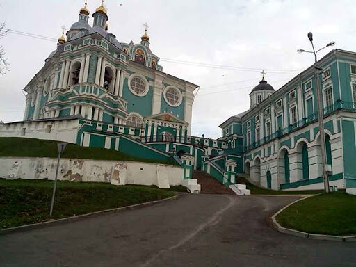 Успенский собор (Смоленск) ... Находится в центральной части города Смоленска на Соборной горе. Возведён на рубеже XVII и XVIII вв. в память о героической обороне Смоленска 1609—1611 годов на месте одноимённого собора XII века. Внутри сохранились иконостас и оригинальное убранство в стиле киевского барокко.