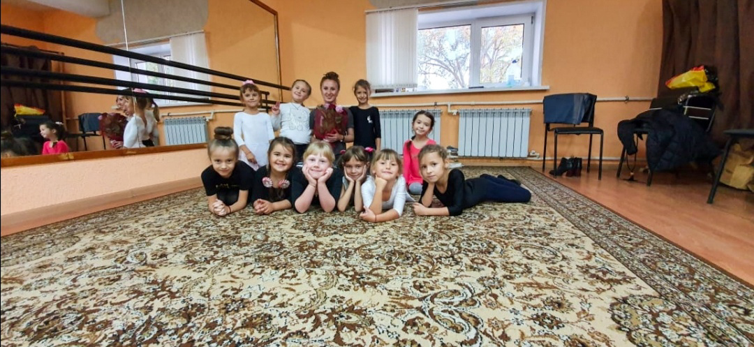 Танцевальный коллектив на репетиции 