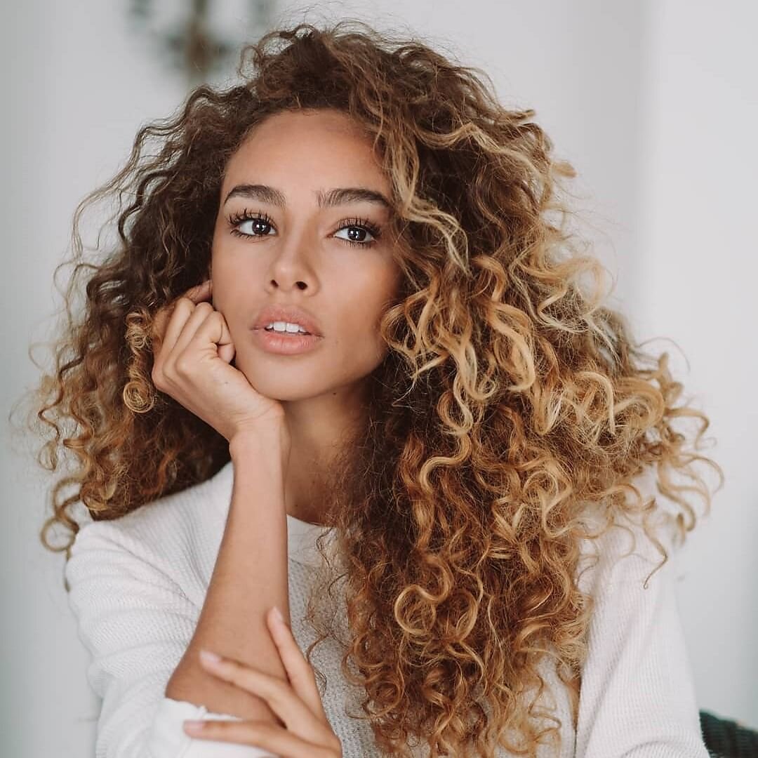 Как выглядят натуральные кудрявые волосы - 85 фото