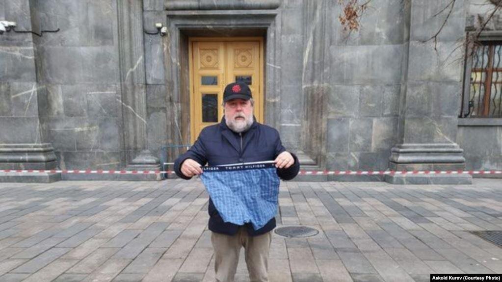 Виталий Манский у стен ФСБ. Из открытых источников