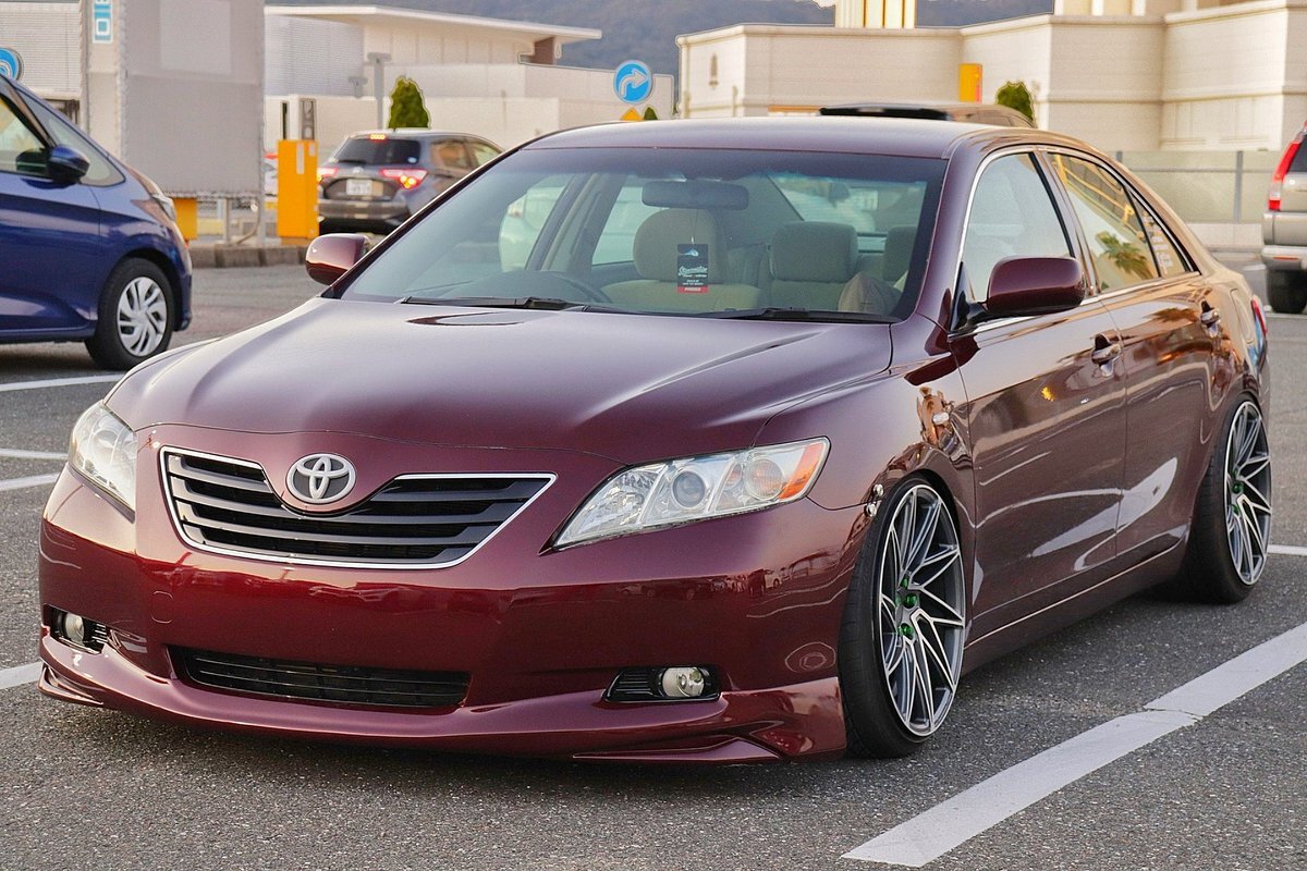 Название «Camry» происходит от японской фонетической записи китайского иероглифа 冠 (кáнмури[1]), который имеет значение «корона»[3]. В России, наряду с другими автомобилями фирмы, модель пользуется стабильным покупательским спросом[4], в связи с чем в 2005 году начато строительство сборочного завода в посёлке Шушары[5], 21 декабря 2007 года завод выпустил первый автомобиль