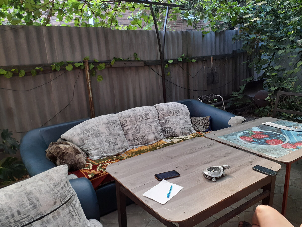 Здесь есть и мангал. Мы ни разу не воспользовались, нам было в доме комфортней.  А если отдыхать дольше, можно для разнообразия завтракать/ ужинать здесь 