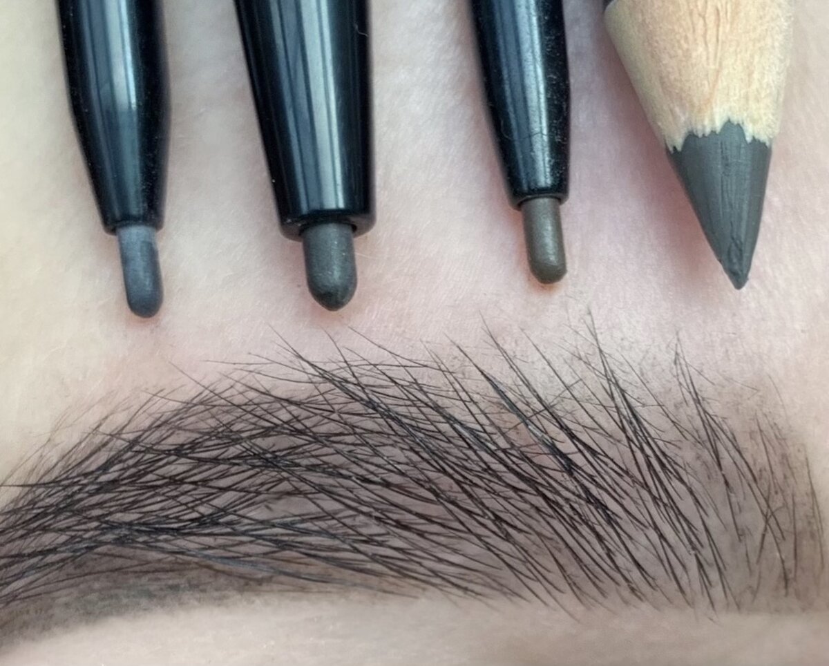 Выбирала оттенки средней насыщенности, нейтральные или холодные