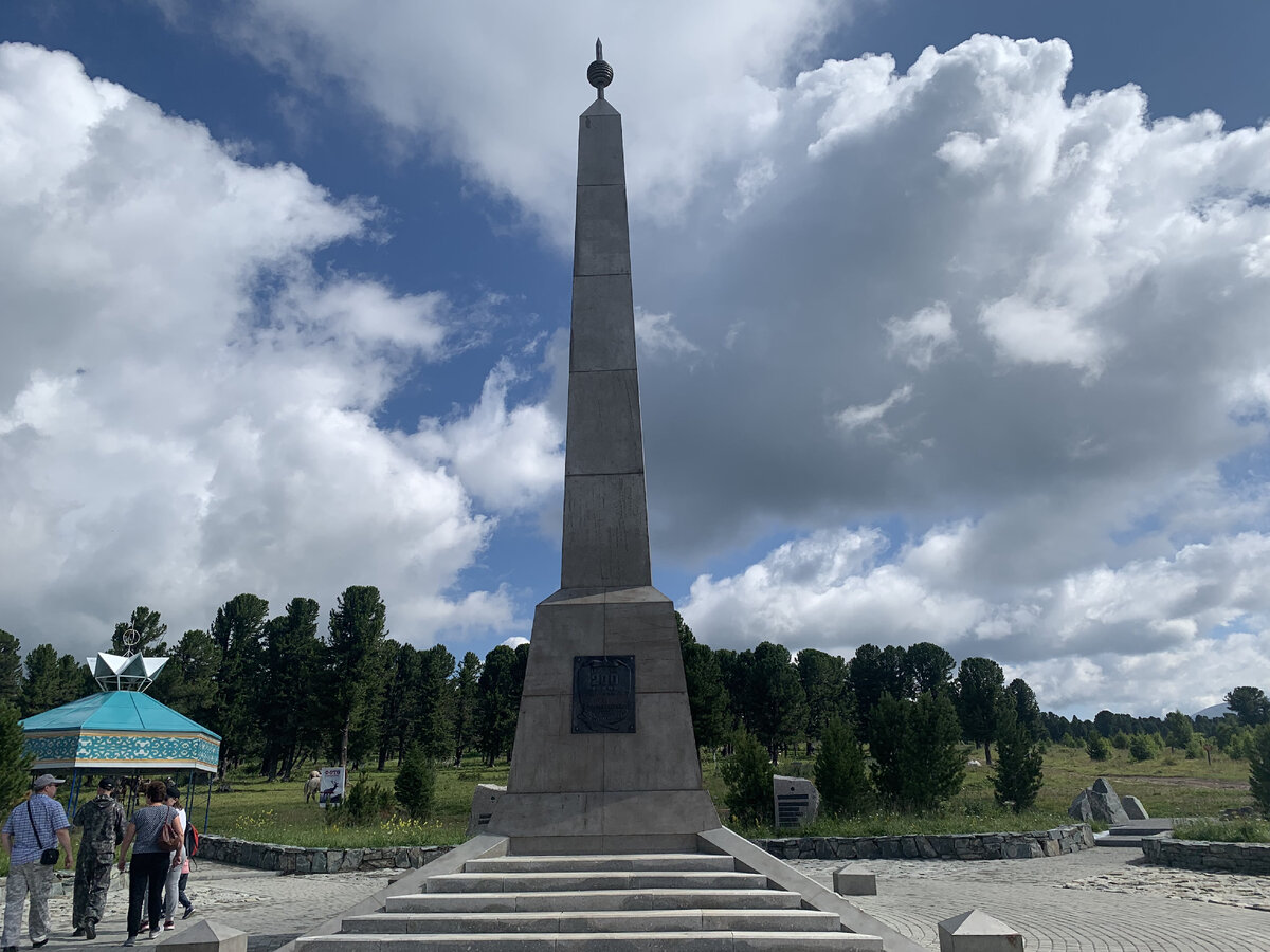 Стела, посвященная 200-летию вхождения Алтая в состав Российской Империи. Все фото в статье сделаны лично автором