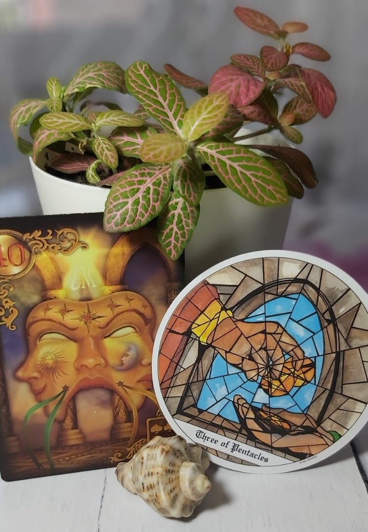 Карта дня 10.08.2021 года.
Тройка Пентаклей и поясняющая оракульная карта Маска.
Будьте внимательны - сегодня далеко не всё будет являться тем, чем может показаться с первого взгляда. В том числе не всё, что вы сегодня услышите, необходимо принимать за чистую монету. Возможно, вы столкнётесь с несправедливой оценкой вашего труда или будете введены в заблуждение относительно ценности того или иного предмета. Внимательно следите за своим кошельком, а общаясь с людьми, старайтесь обращать внимание на неочевидные вещи, такие как, язык тела, например, чтобы не обмануться и не быть обманутым.
Волшебного дня!

Колоды: "Tarot of the Cloisters" и "Gilded Reverie Lenormand" Ciro Marchetti

 