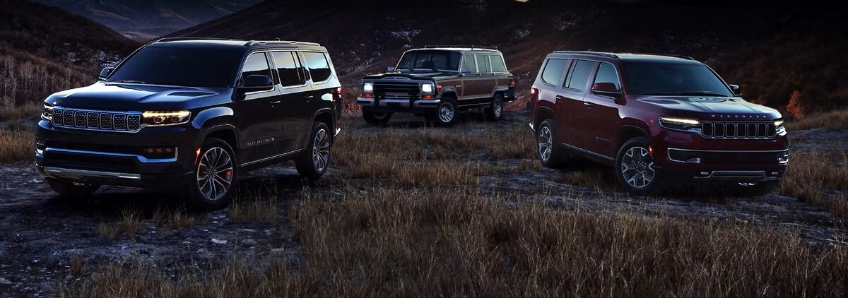 Jeep WAGONEER и GRAND WAGONEER на фоне предка образца 1963 года, выпускавшимуся  аж до 1991 года, и ставшим родоначальником класса лакшери внедорожников.