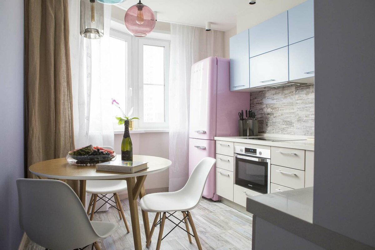 29 маленьких белых кухонь с ярким дизайном