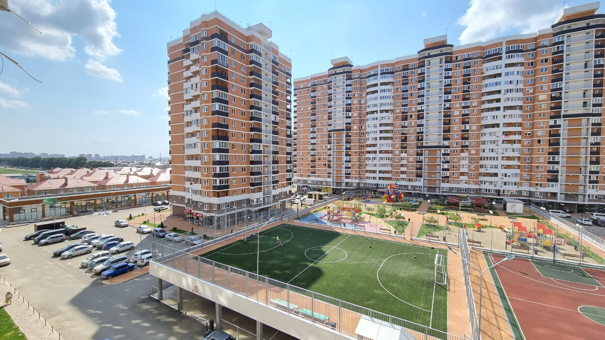 Стилобат в новостройке. Фото.