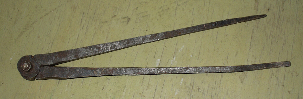 Старый металлический циркуль