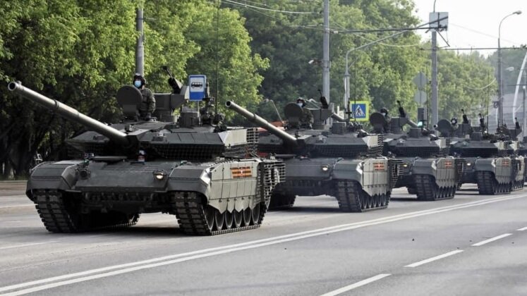 Танк Т-90М российской армии. Модернизированные танки пошли в российскую армию раньше, чем зарубежным заказчикам и даже замедлило развитие платформы "Армата". С учетом реалий последних десятилетий, это много говорит о возможностях новой машины. Фото ТАСС 