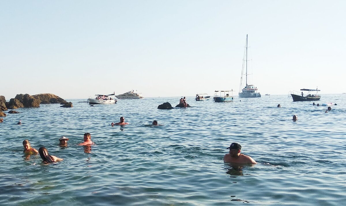показано спокойное море на пляже Инжир