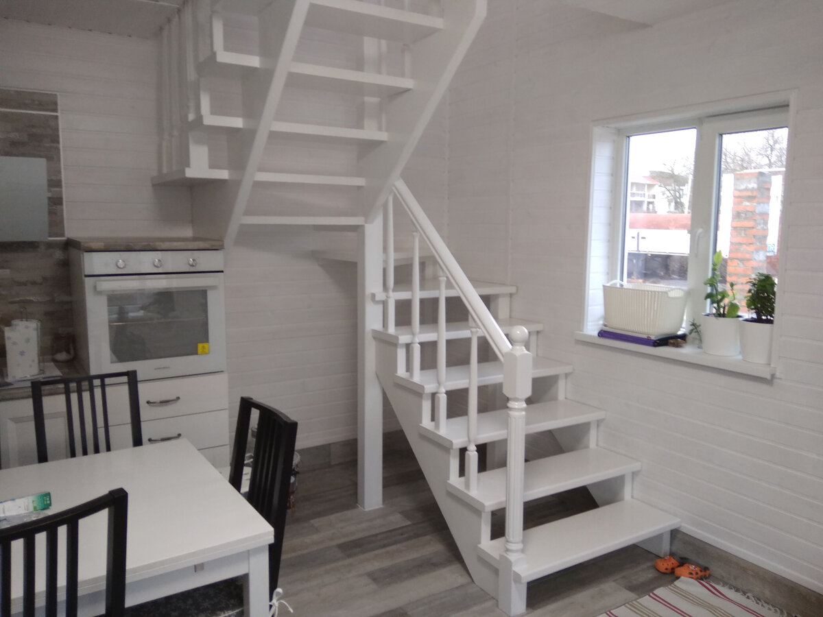 Лестница из сосны. Белая тонирующая пропитка и паркетный акриловый лак