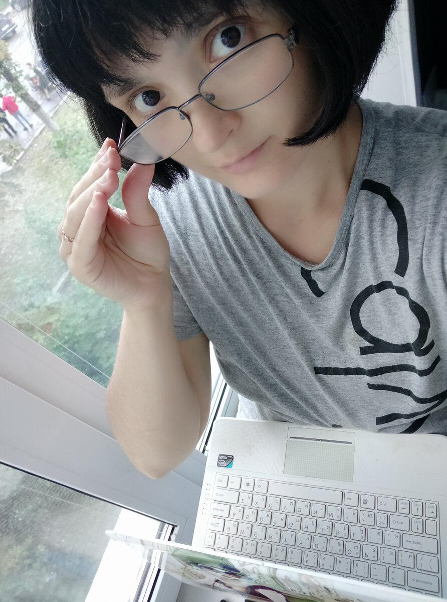 Очки не ношу, это мамины, для солидности 😔