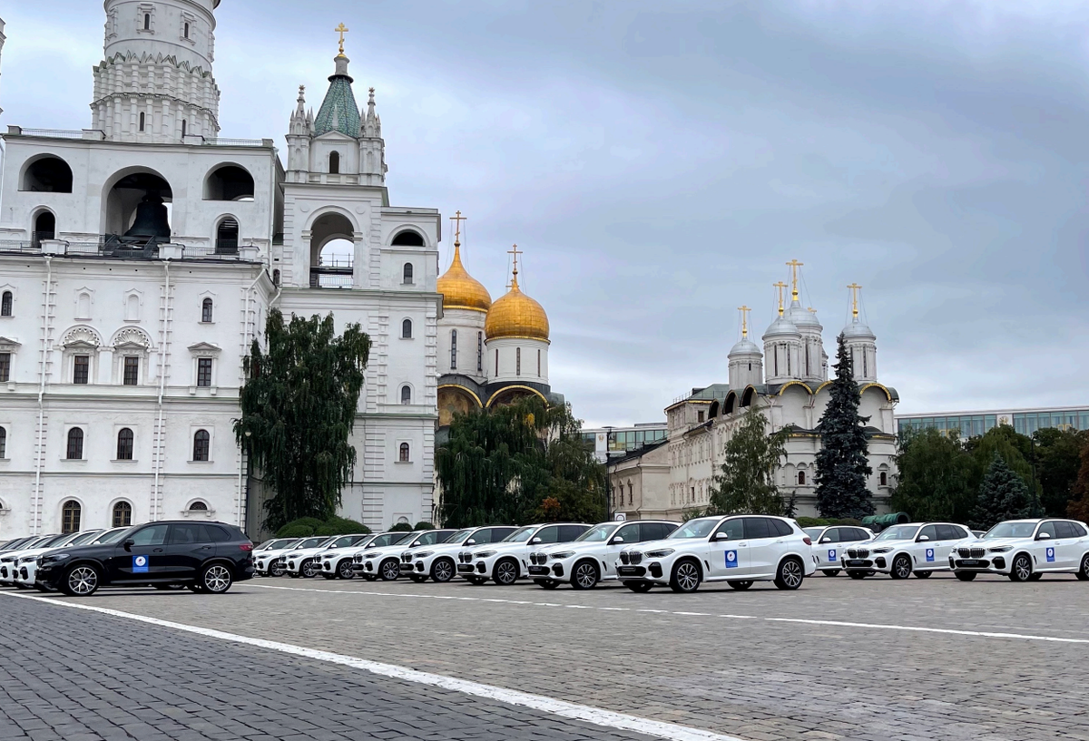 Парад вражеской техники на брусчатке ВНУТРИ (!) Кремля. БМВ перед вручением лучшим людям нашей страны. Фото взято с официального сайта BMW.