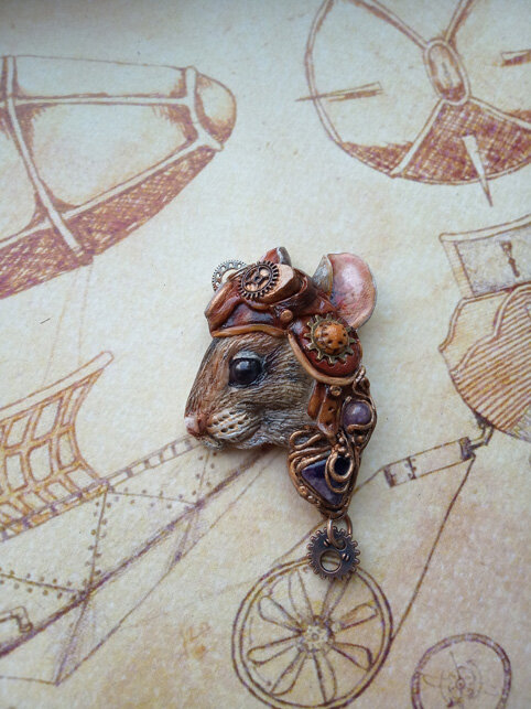Кулон "Мышь в стиле стимпанк" из полимерной глины, с использованием аметистовых бусин и декоративных металлических шестеренок. Работа автора. Листайте галерею.