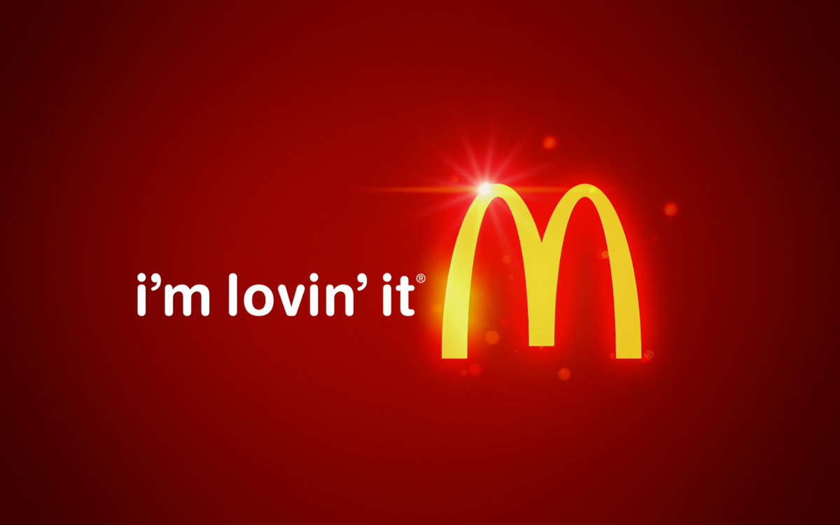 I m loving it. MCDONALD'S logo i'm ' Lovin it m м. MCDONALDS слоган. Слоган Макдональдса im loving it. I'M loving it макдональдс.