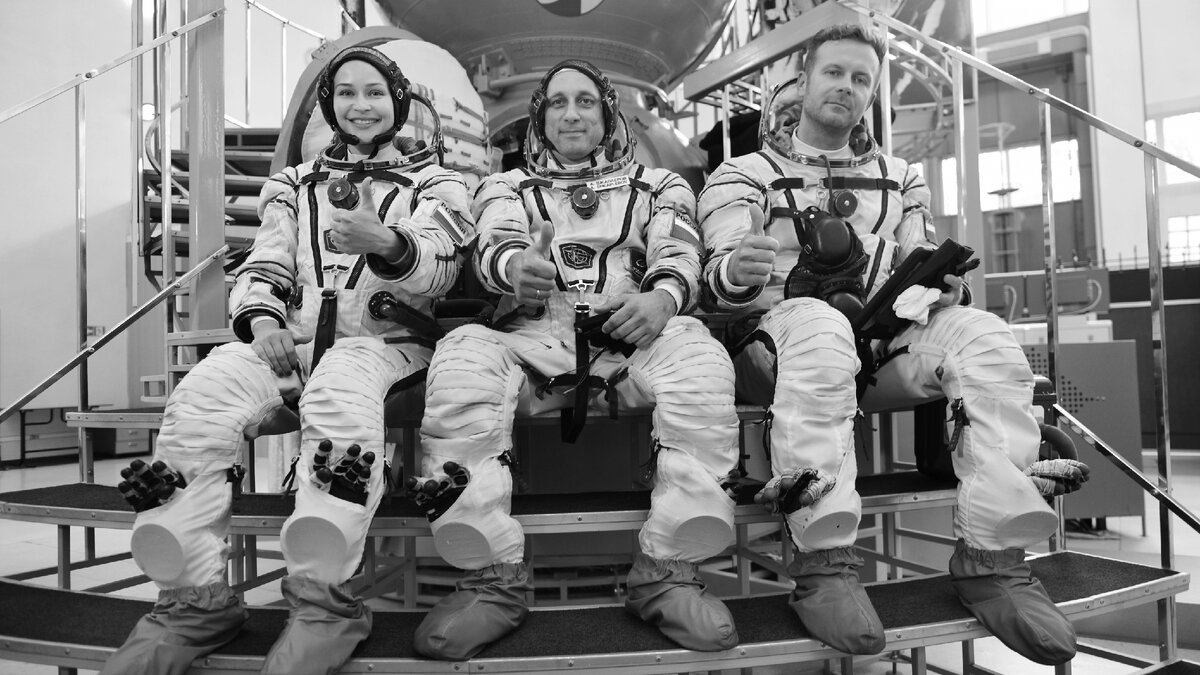 Команда экипажа: актриса Юлия Пересильд, космонавт-испытатель Антон Шкаплеров и кинорежиссёр Клим Шипенко 