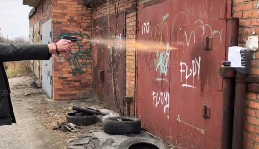 а еще он может послать струю жгучего вещества на 4 метра. 