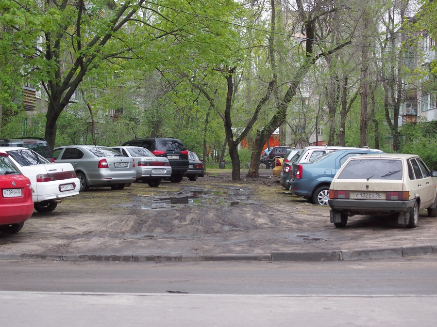 автомобиль во дворе