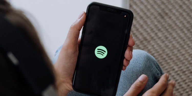 Выходит ли Spotify из строя каждый раз, когда вы блокируете свой iPhone? Вам не нужно держать экран включенным, чтобы слушать музыку — вместо этого попробуйте эти решения.