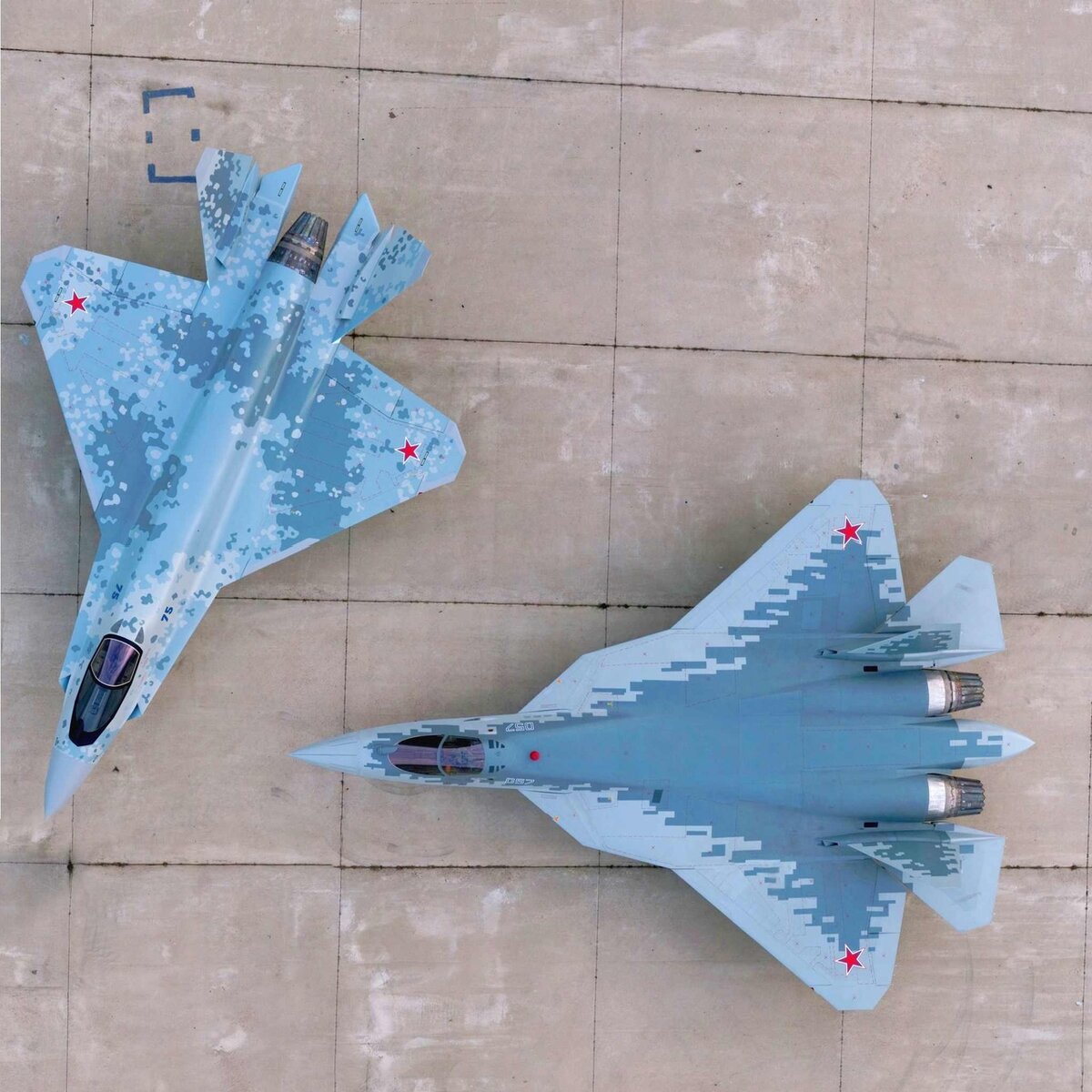 Су-75 и Су-57Э, вид сверху. / Источник фото: сайт Вконтакте