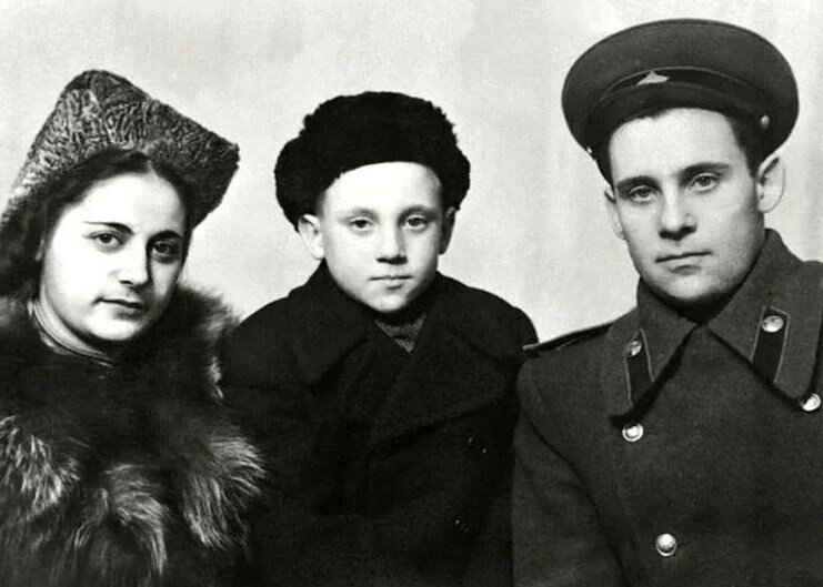 Фото: ygashae-zvezdu.livejournal.com юный Владимир Семенович Высоцкий со своим отцом - Семеном Владимировичем (Вольфовичем) Высоцким и мачехой - Евгенией Степановной Лихалатовой