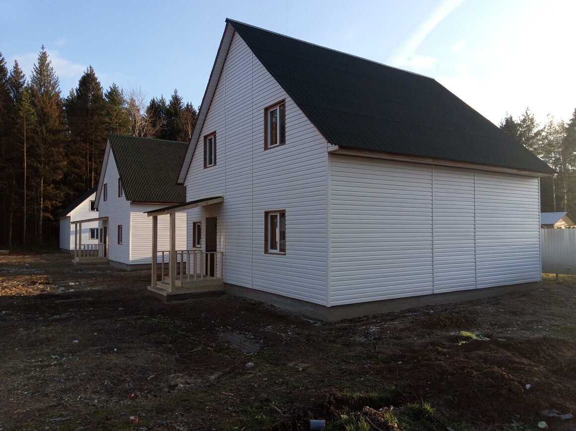 Вот такие дома, продаются на нашей улице как "горячие пирожки". (фото автора)