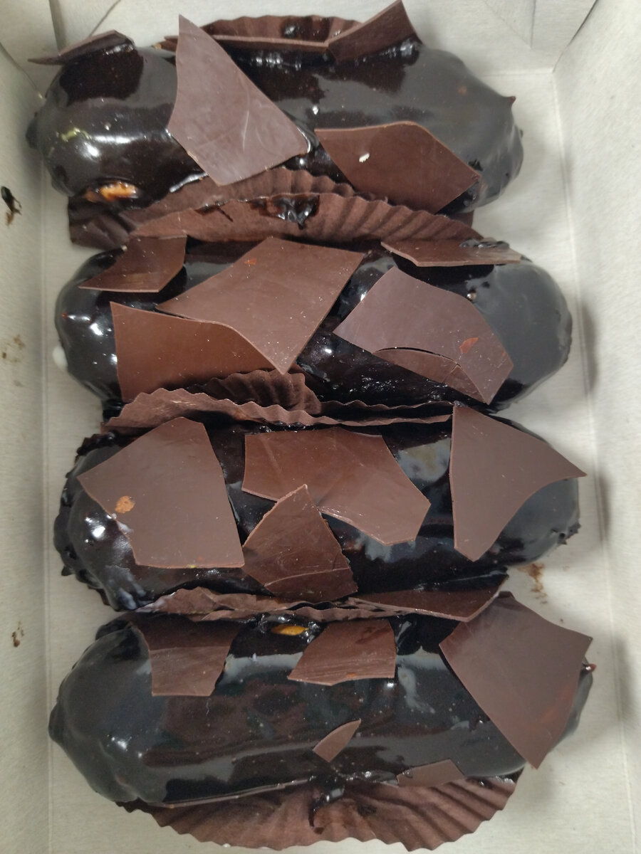 К теме отношения не имеет, но очень вкусные эклеры из Буше) 