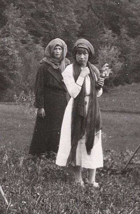 Дочери Николая II, великие княжны Мария (на заднем плане) и Анастасия (на переднем). Публичный домен