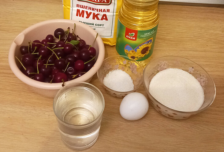 Необходимые продукты для вареников с вишней.