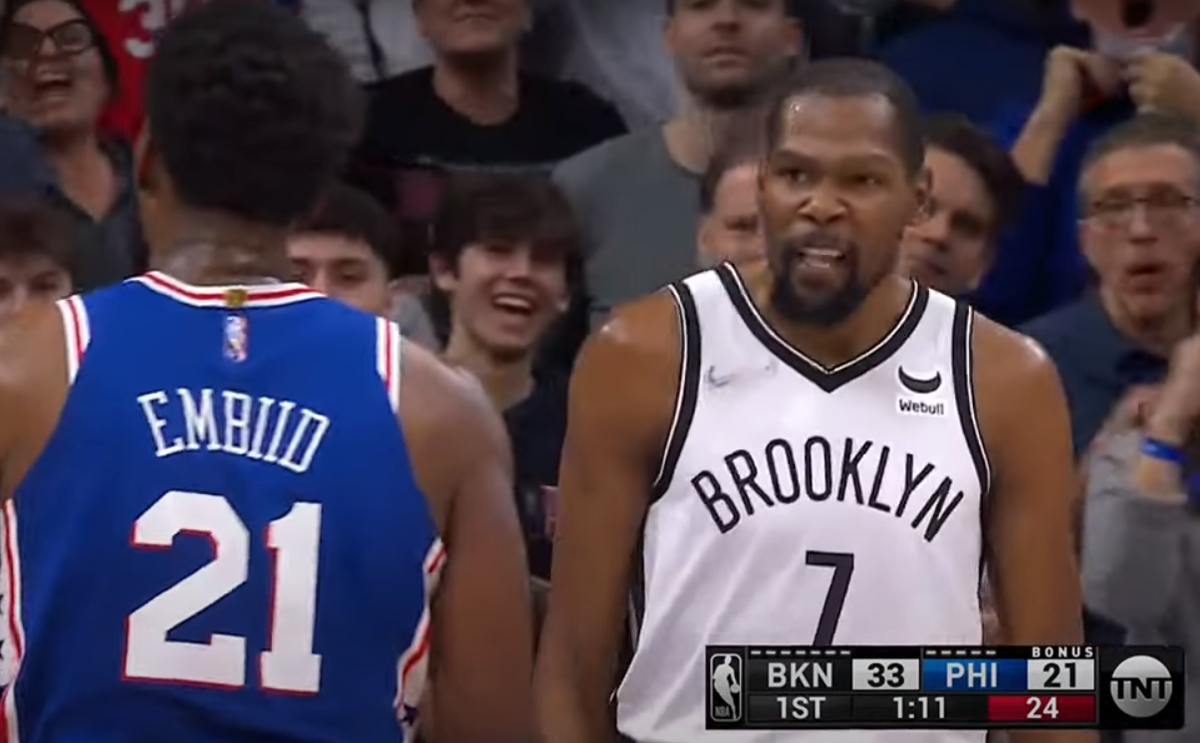 "Мы все в команде считаем Бена своим братом. Знали, что атмосфера в Филадельфии будет враждебной. Но вам становится не до освистывания Бена Симмонса, когда любимая команда проигрывает так много"- писал Дюрант в своём твитере.