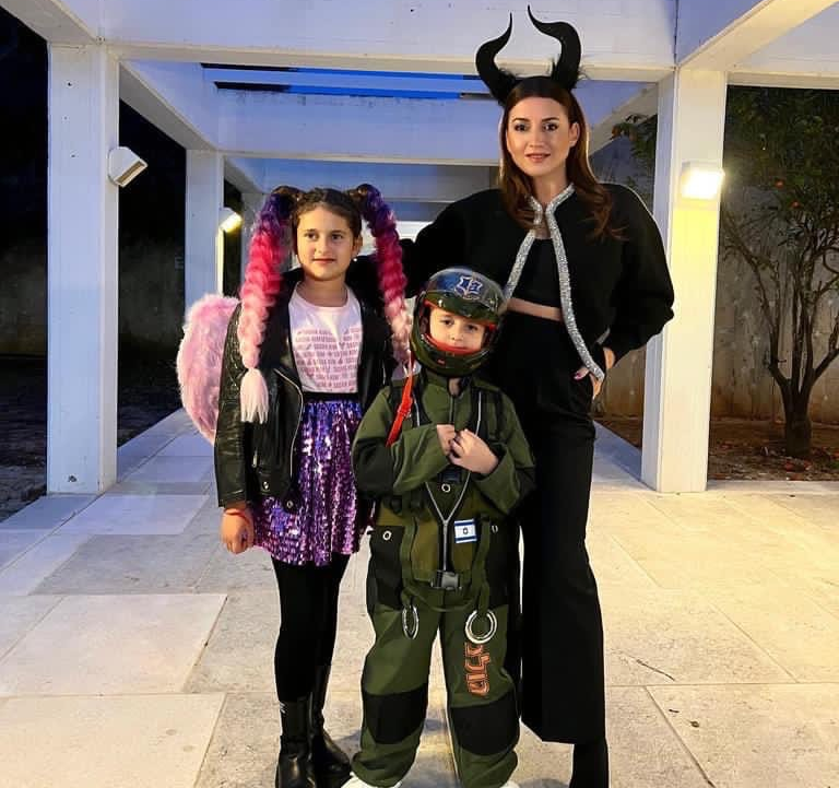 Жасмин утверждает, что выехала в Израиль с целью навестить родственников, помолиться у Стены Плача и отметить Пурим.