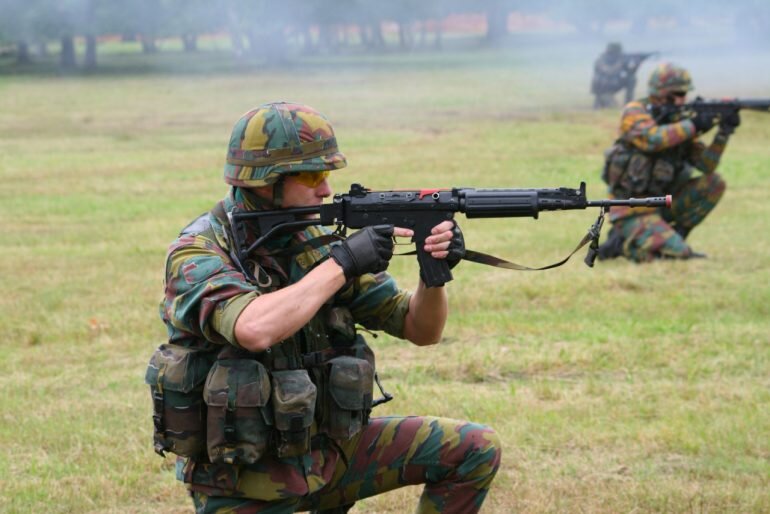Бельгийский солдат с FN FNC в руках