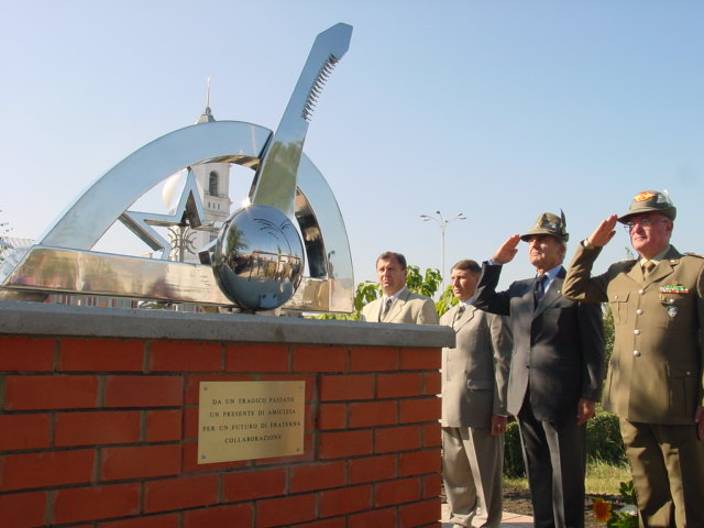 Открытие памятника в 2003 году. Источник фото: topwar.ru / Фото из личного архива Николая Савченко