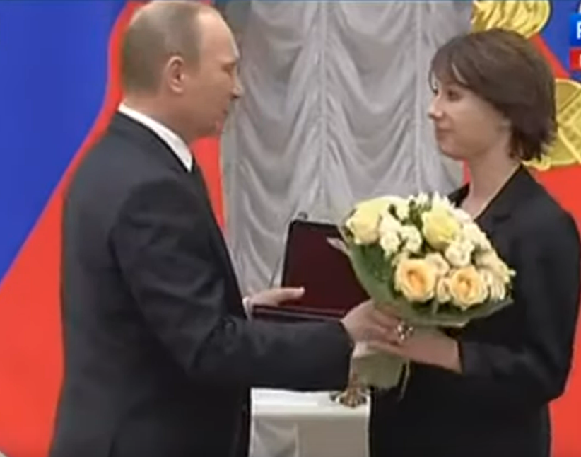 Октябрь 2013 года. Получает в Кремле звание народной артистки Российской Федерации.
