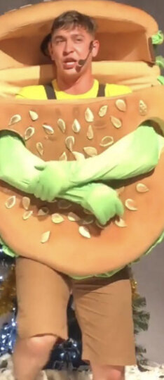 Актёр в костюме гамбургера