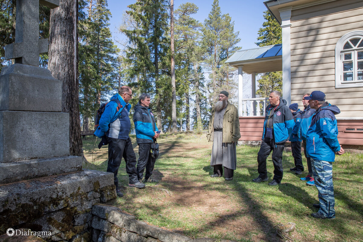 Отец Дамиан рассказывает участникам проекта  1XPEDITION историю острова Святой