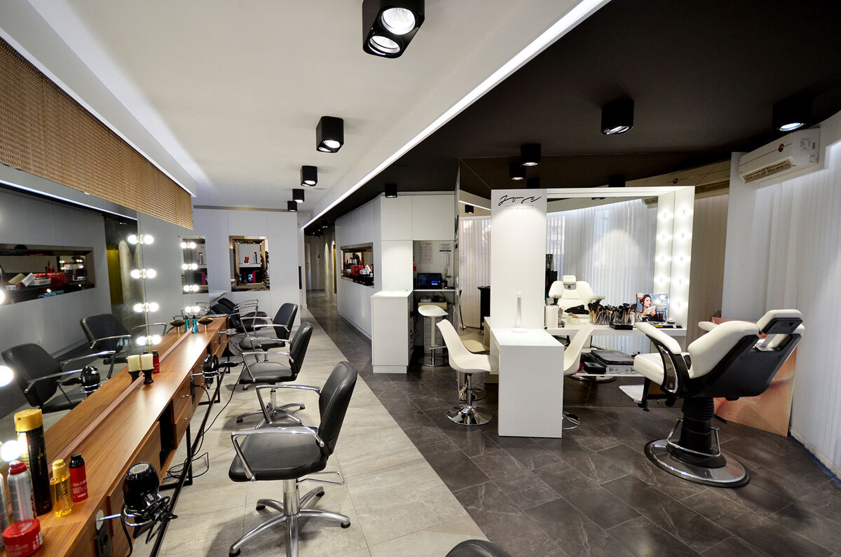 Салон красоты Jose Peluqueros с плиткой для стен и пола серого цвета