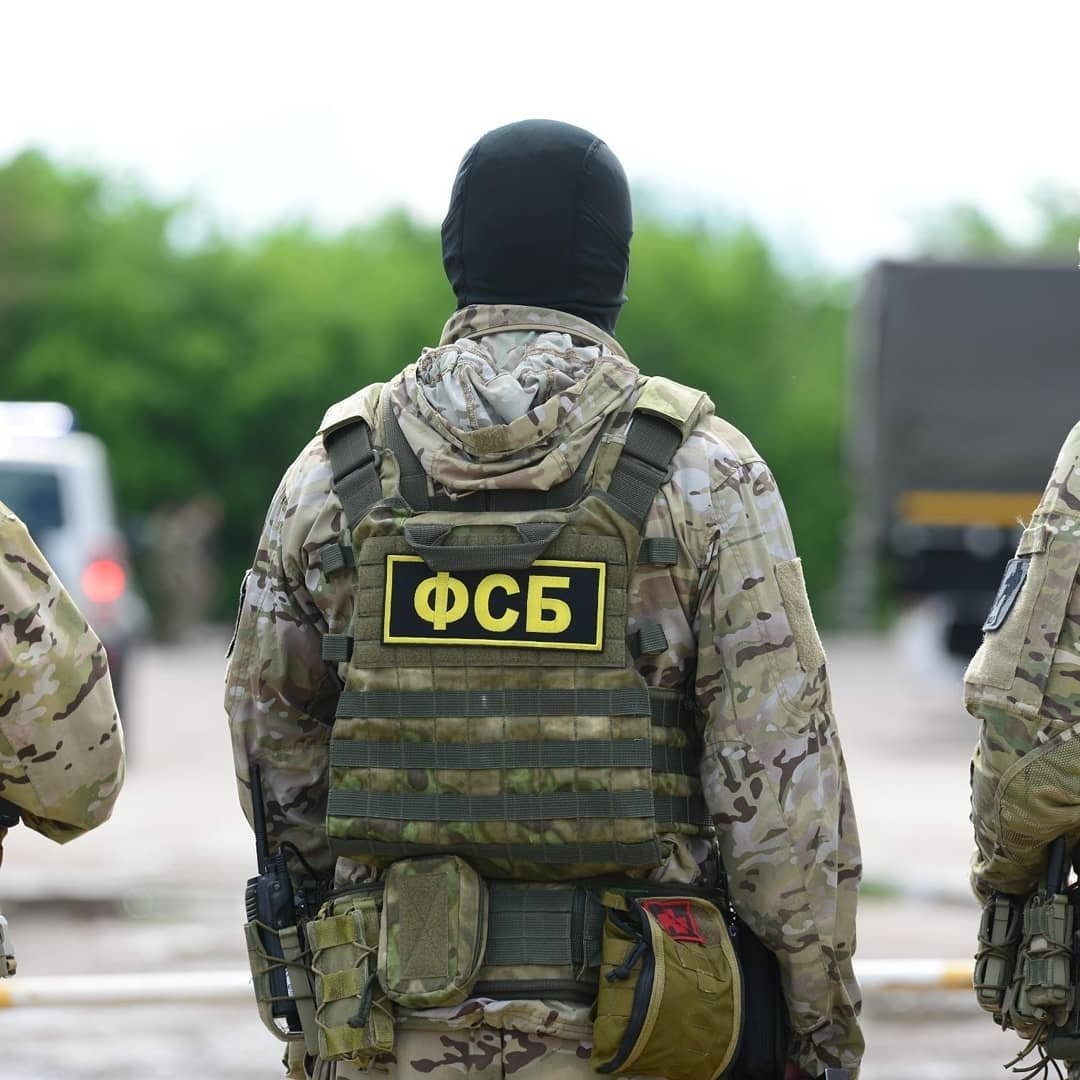 Установлено, что члены данной организации на своих собраниях обсуждают вопросы и подготовку к насильственному захвату власти с применением огнестрельного оружия и легковоспламеняющихся смесей в отношении представителей правоохранительных органов и Вооруженных сил Российской Федерации, их транспортных средств, а также иных объектов социальной инфраструктуры", — сообщили в ведомстве