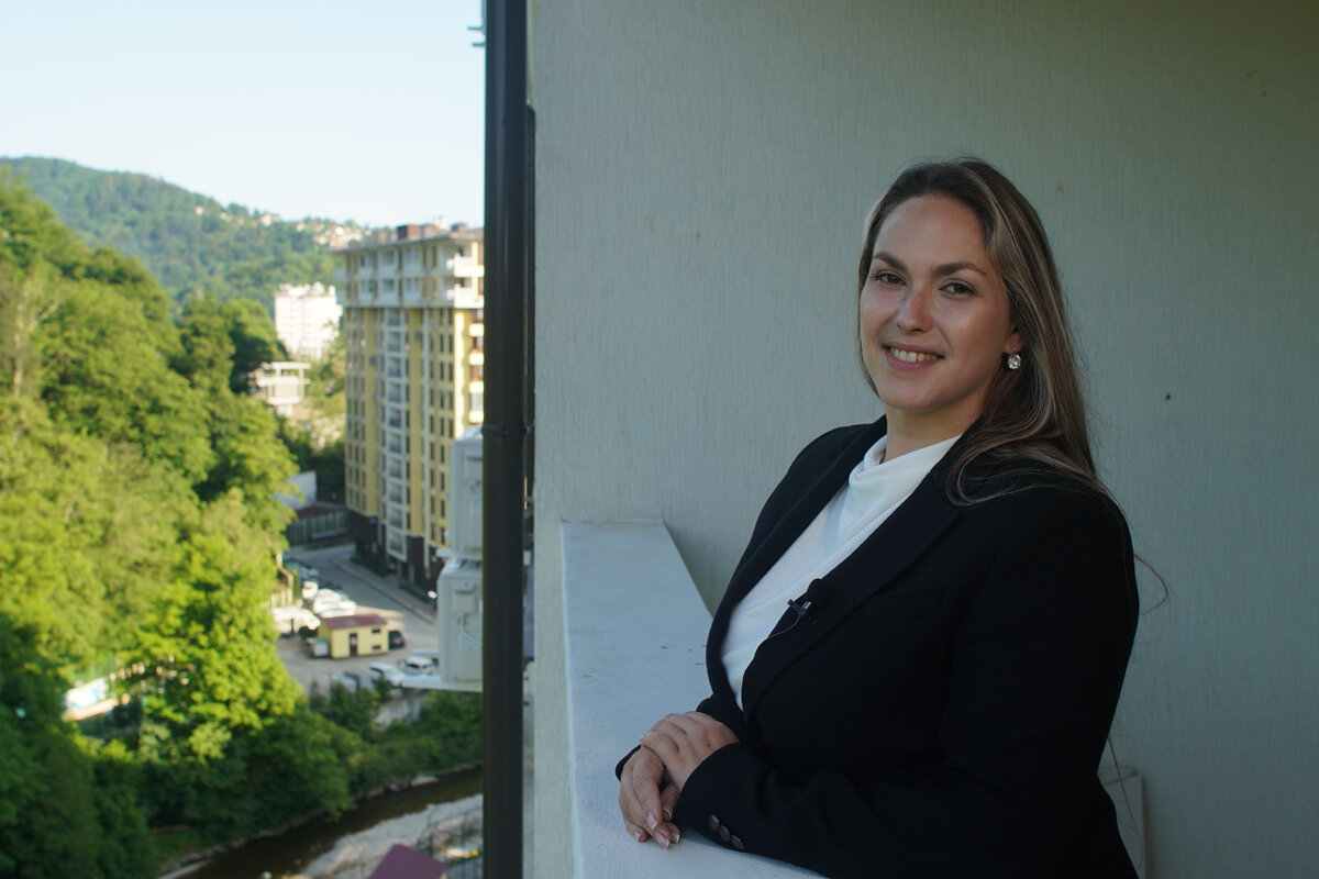 Анна Носова, брокер по продаже недвижимости. Сейчас Анна находится на самом верхнем этаже комплекса. На этом этаже квартиры с балконами - желание покупателя и ценность Сочи. 