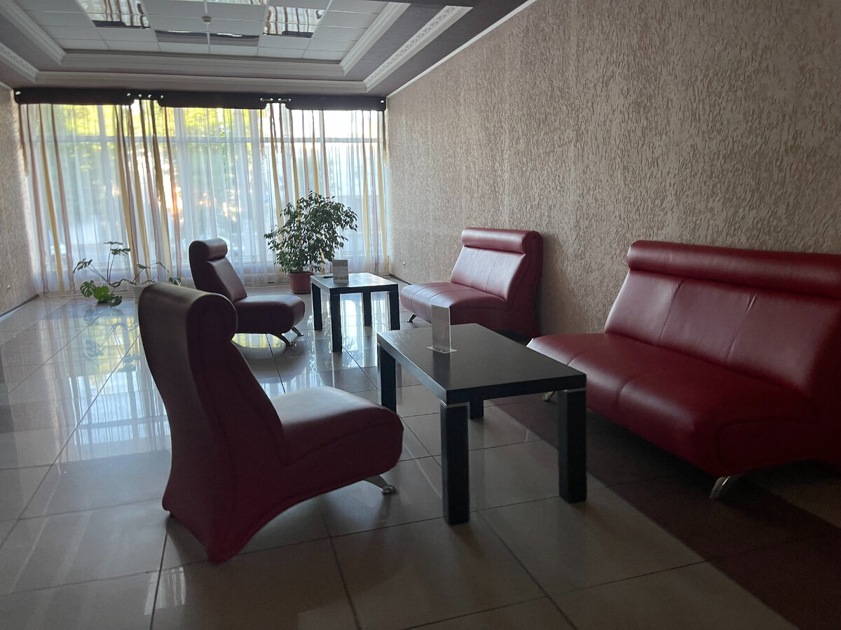 Холл первого этажа выглядит очень прилично