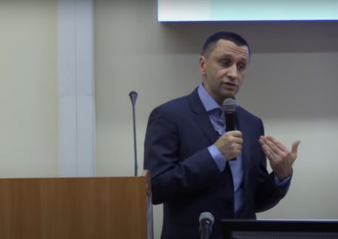 Яков Кочетков, директор Центра когнитивной терапии, кандидат биологических наук, клинический психолог, Президент Ассоциации когнитивно-бихевиоральных терапевтов, ведущий образовательной программы по КПТ в Москве и регионах, выпускник факультета психологии МГУ