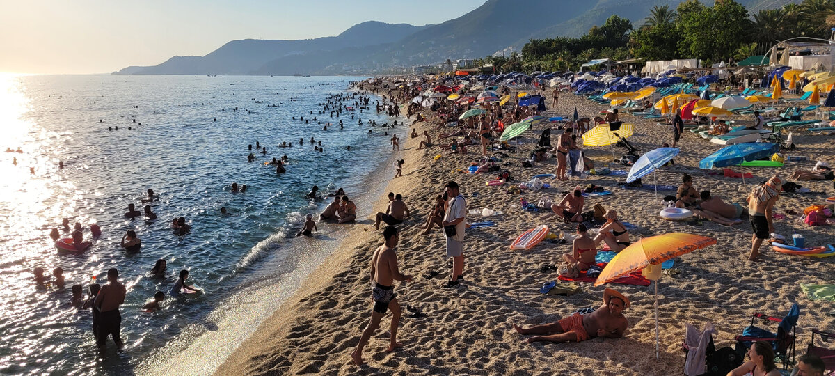 Пляж Дамлаташ в Аланье. Количество отдыхающих увеличивается