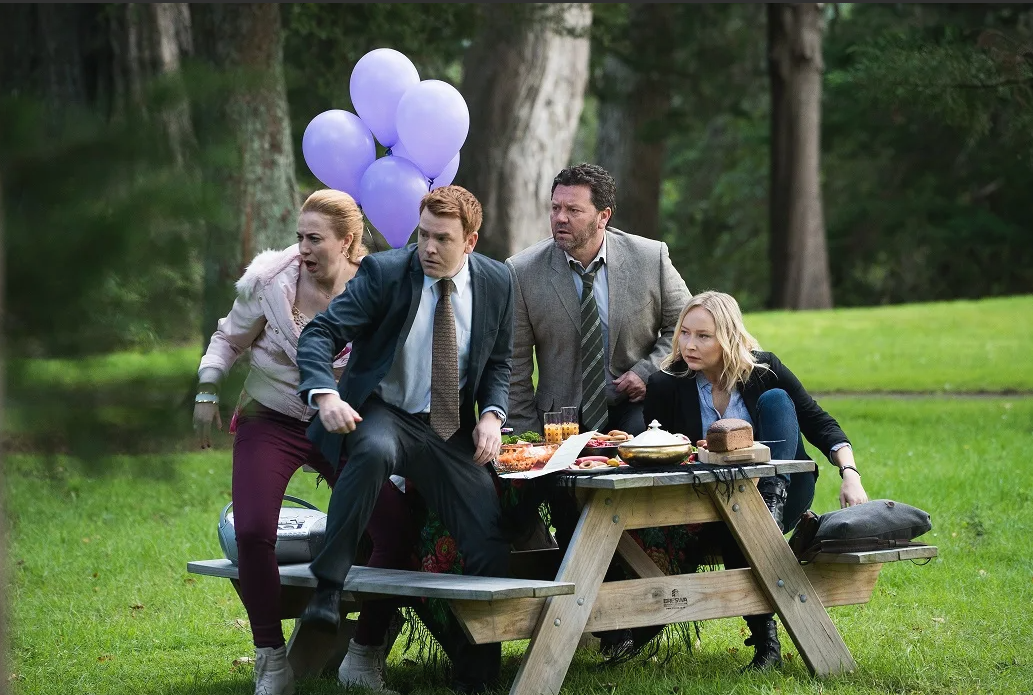 Кадр из сериала "Тайны Броукенвуда", где весь полицейский участок празднует день рождение инспектора Майка Шеппарда. Источник: ru.kinorium.com